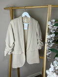 Cargar la imagen en la vista de la galería, Blazer beige
