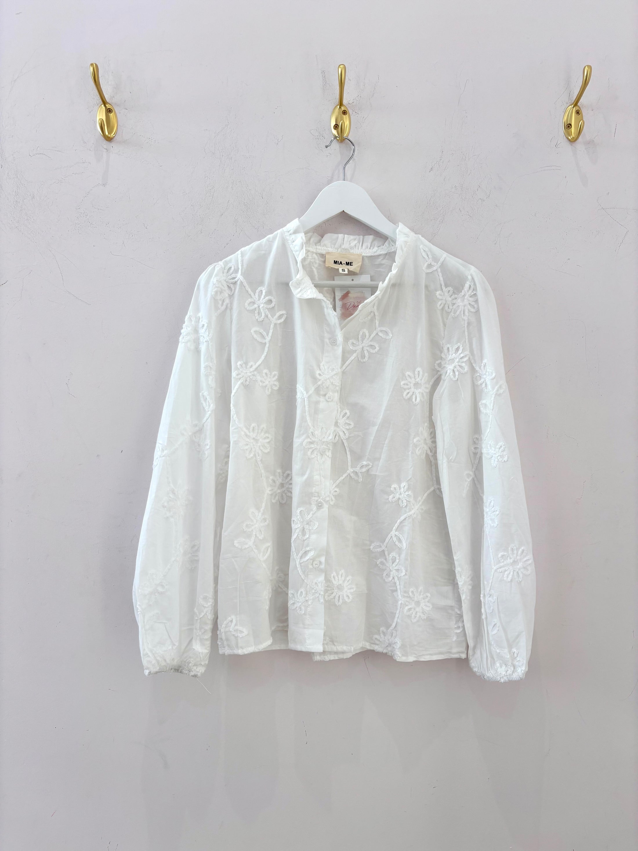 Camisa flores bordadas