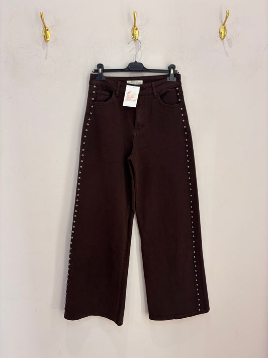 Pantalón marrón tachuelas