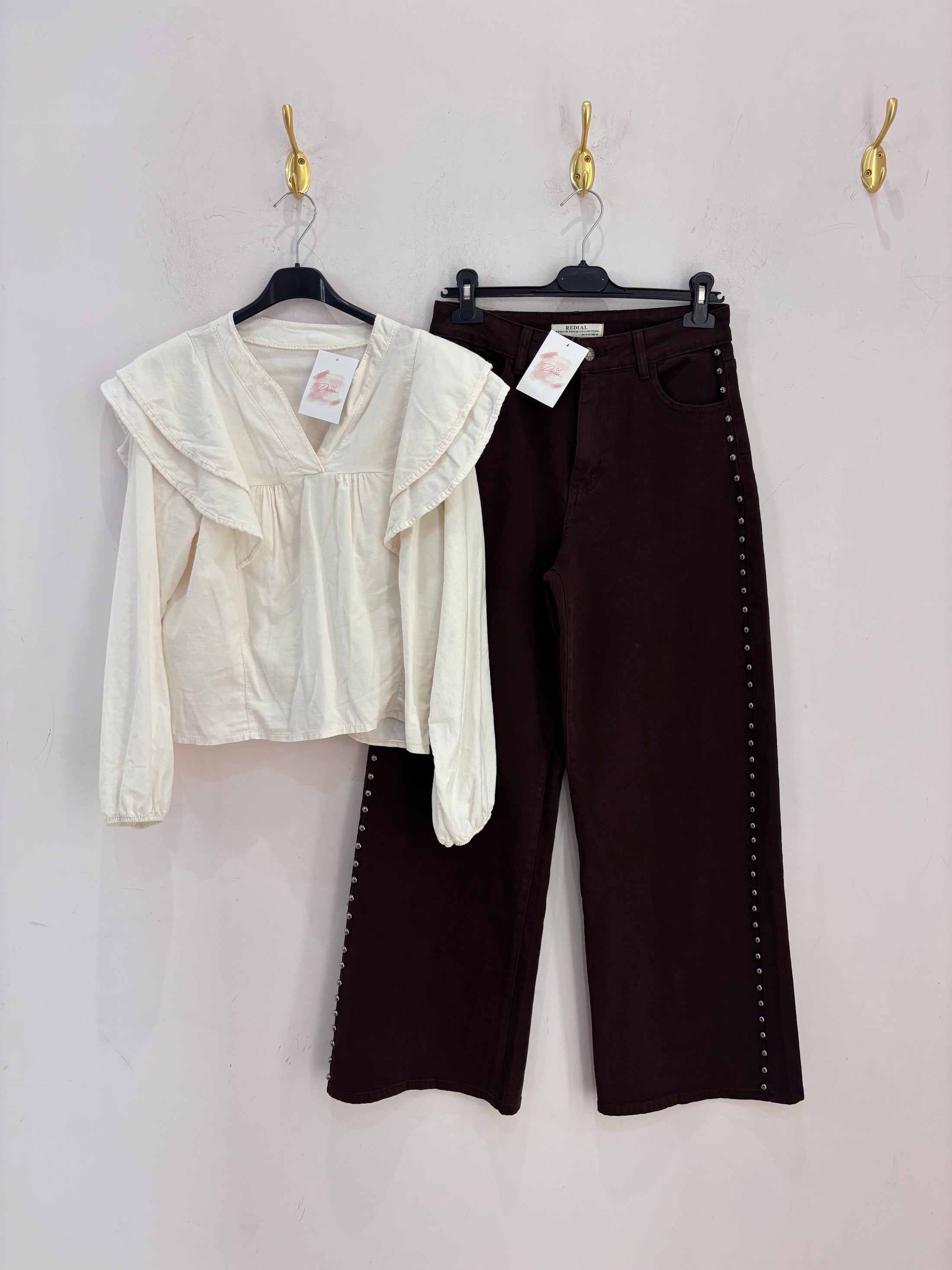 Pantalón marrón tachuelas
