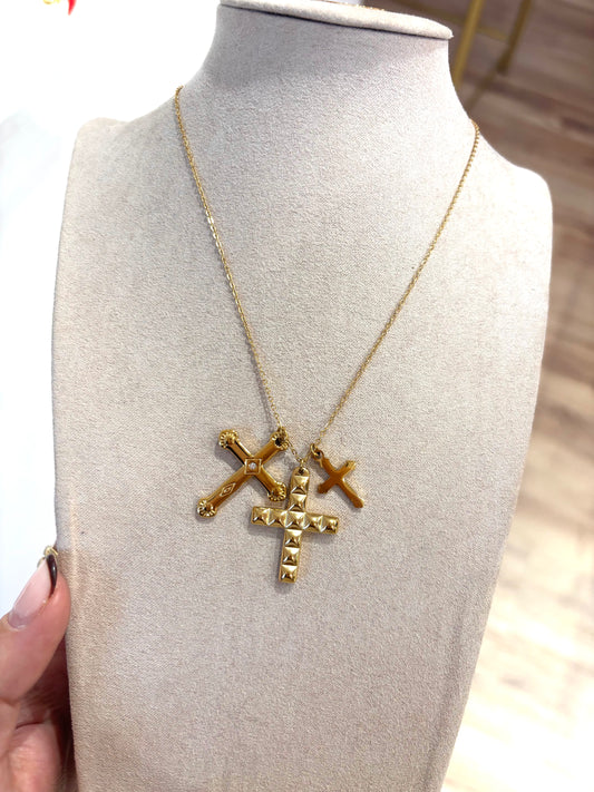 Collar triple cruz