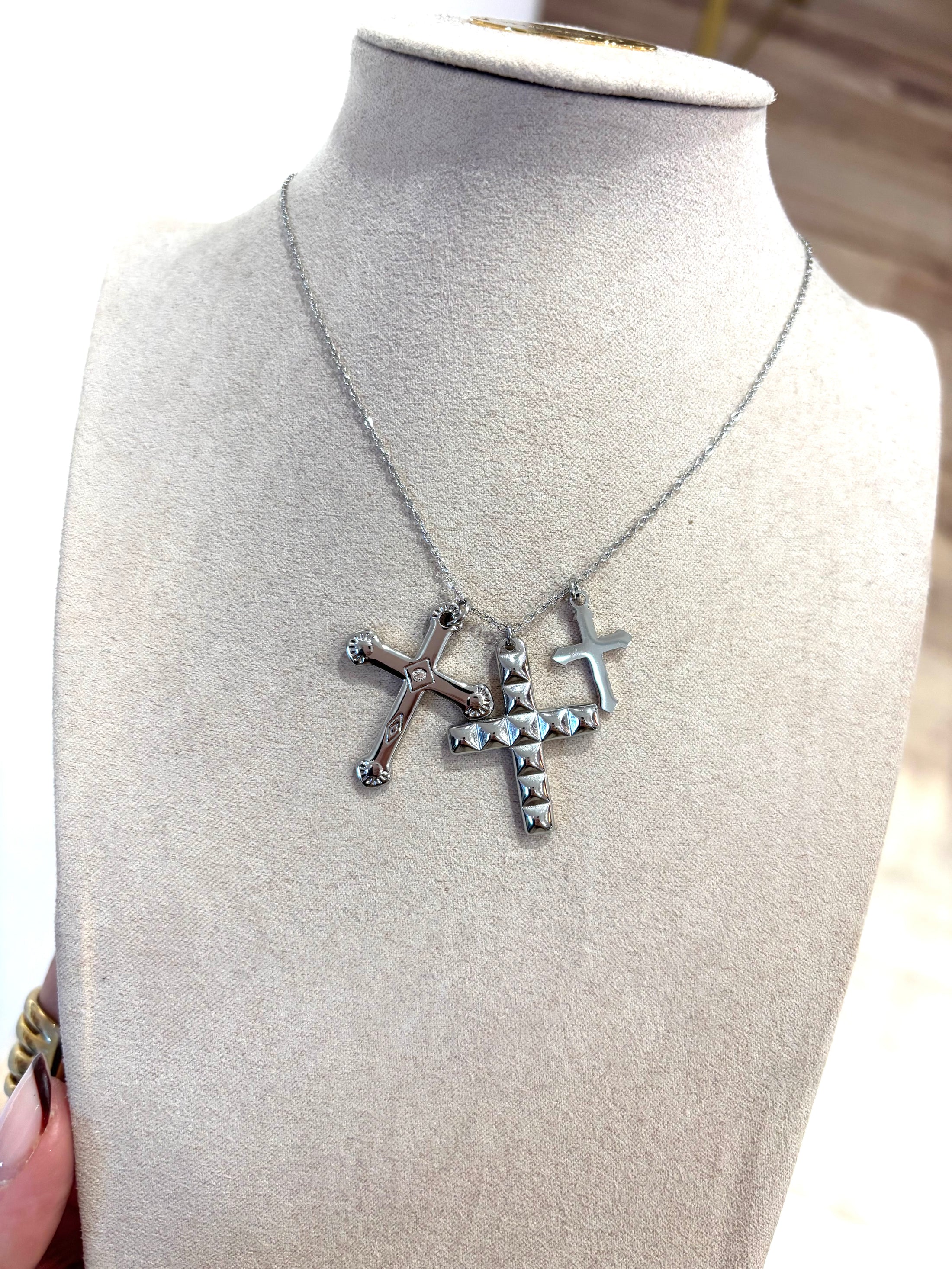 Collar triple cruz