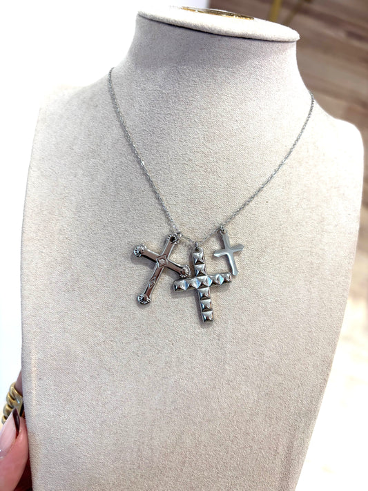 Collar triple cruz